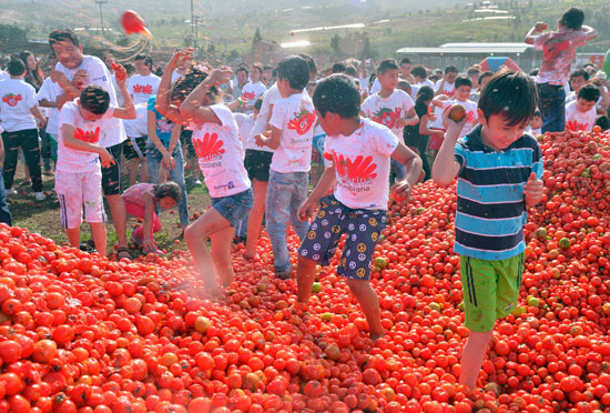 الأطفال يتراشقون بالطماطم